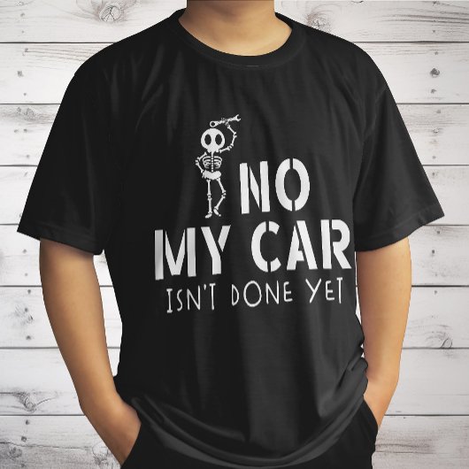 私の車はまだスケルトン車のガレージおもしろいを行っていない Tシャツ