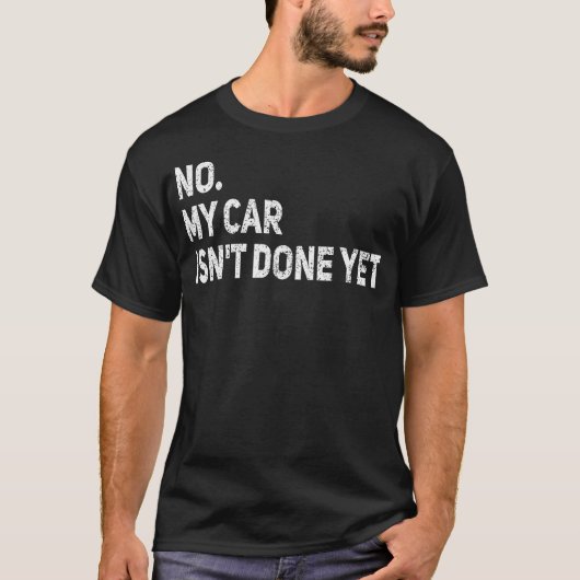 私の車はまだ車の整備士ガレージおもしろいが完了していない Tシャツ (正面)