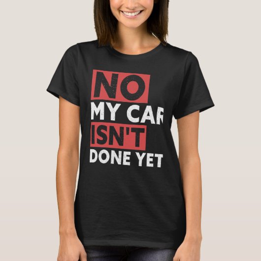 私の車はまだ車の整備士ガレージおもしろいが完了していない Tシャツ (正面)