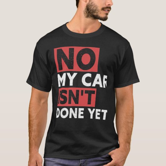 私の車はまだ車の整備士ガレージおもしろいが完了していない Tシャツ (正面)