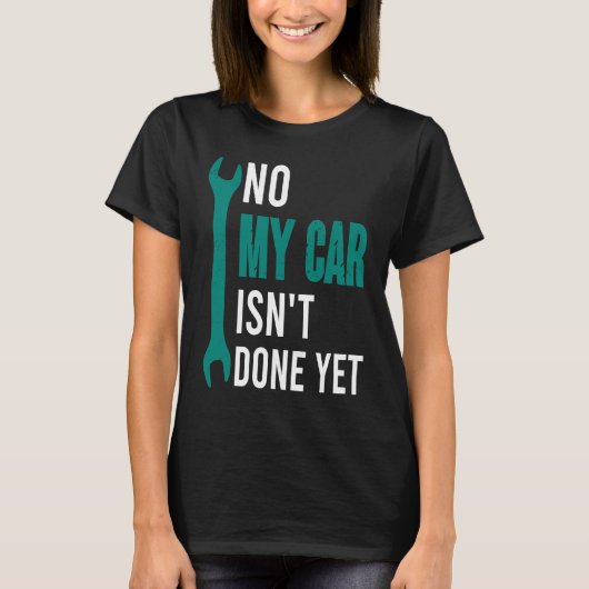 私の車はまだ車の整備士ガレージデシ行っていない Tシャツ (正面)