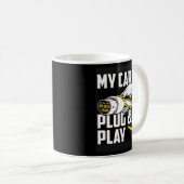 私の車はプラグと電気遊車の所有者だ コーヒーマグカップ (正面右)
