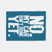 私の車、まだ終わってないよ 笑 整備士 ガレージ フリースブランケット (正面(横))