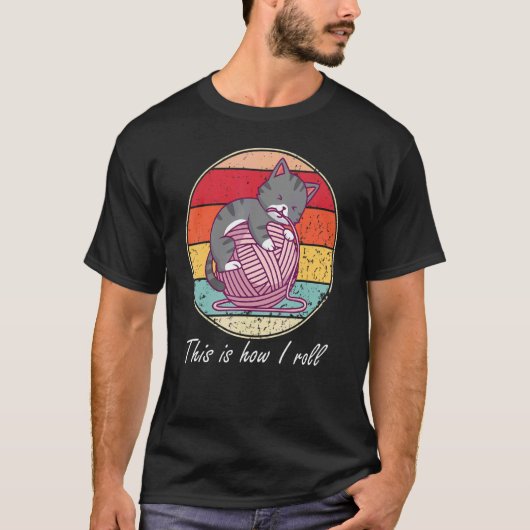 私の転がり方はこうです 猫が毛糸で遊んでいる Tシャツ (正面)