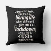 私の退屈なロックダウンの生活 – おもしろいパンデミックことわざ クッション (裏面)