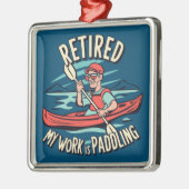 私の退職した仕事はカヤックをパディングしている メタルオーナメント (左)