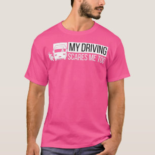私の運転は私を怖がらせるトラック運転手もブラックバックグル Tシャツ