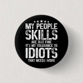 私の部下のスキルは素晴らし、皮肉な反社会的ギフトである 缶バッジ (正面)