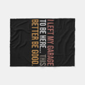 私の離れガレージはここにいるおもしろい整備士車 フリースブランケット (正面(横))