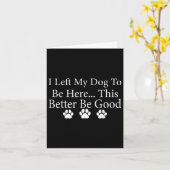 私の離れ犬はここにいるのが良いおもしろい カード (黄色い花)