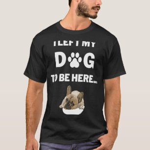 私の離れ犬はここにグラフィックする Tシャツ