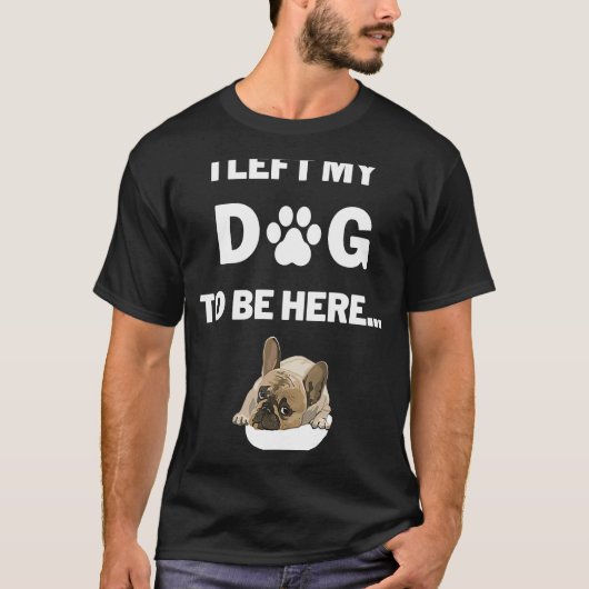 私の離れ犬はここにグラフィックする Tシャツ (正面)