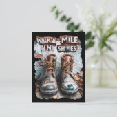 私の靴でマイルを歩く感動的- 素朴 ポストカード (スタンド正面)