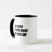 私の靴にあなたの車よりより多くのマイルがあります マグカップ (正面左)