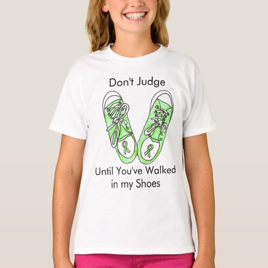 私の靴を履いて歩き始めるまで判断してはいけない Tシャツ (正面)
