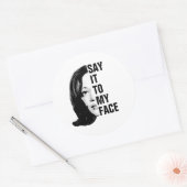 私の顔にそれを言う – Kamala Harris ラウンドシール (封筒)