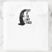 私の顔にそれを言う – Kamala Harris ラウンドシール (バッグ)