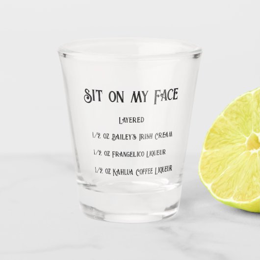 私の顔ノベルティショットグラスに座る ショットグラス (正面)