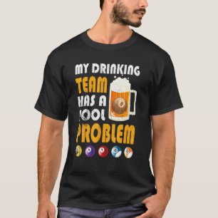 私の飲みチームはプール問題のドリンカービールを持っている Tシャツ
