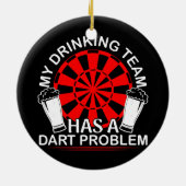 私の飲み会はダーツの問題ダーツを持っている セラミックオーナメント (裏面)