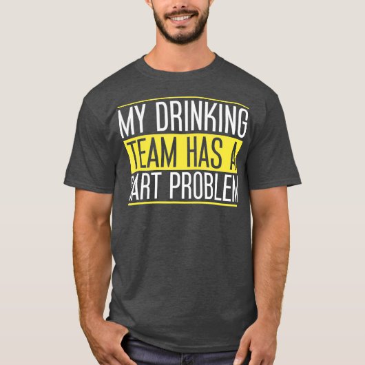私の飲むチームはダーツの問題を持っている Tシャツ (正面)