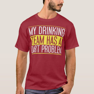 私の飲むチームはダーツの問題を持っている Tシャツ