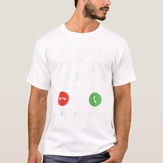 私の馬が呼んでいるので馬に乗りに行かなければなりません Tシャツ (正面)