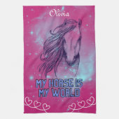 私の馬は私の世界マゼンダだ キッチンタオル (縦)