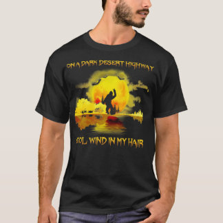 私の髪の毛に暗いカッコいい砂漠の高速道路の風で Tシャツ