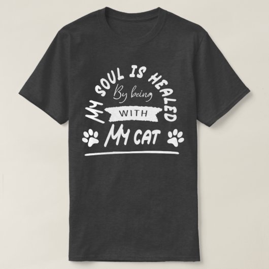 私の魂は猫と一緒にいることで癒される Tシャツ (デザイン正面)