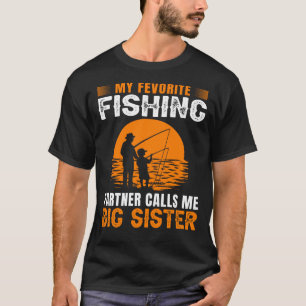 私の魚釣りお気に入りのパートナーは私をビッグ・シスターViと呼ぶ Tシャツ