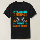 私の魚釣りお気に入りのパートナーは私をMOMMYヴィンテージと呼ぶ Tシャツ (デザイン正面)