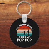 私の魚釣りバディは私を呼ポップ・アートのび出すポップ・アートのヴィンテージおじいちゃん キーホルダー (正面)