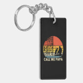 私の魚釣り仲間は私をパパの父の日男性と呼ぶ キーホルダー (正面左)