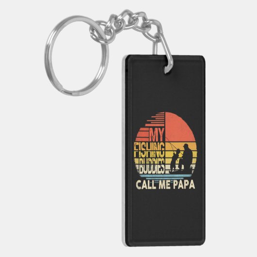 私の魚釣り仲間は私をパパの父の日男性と呼ぶ キーホルダー (正面左)