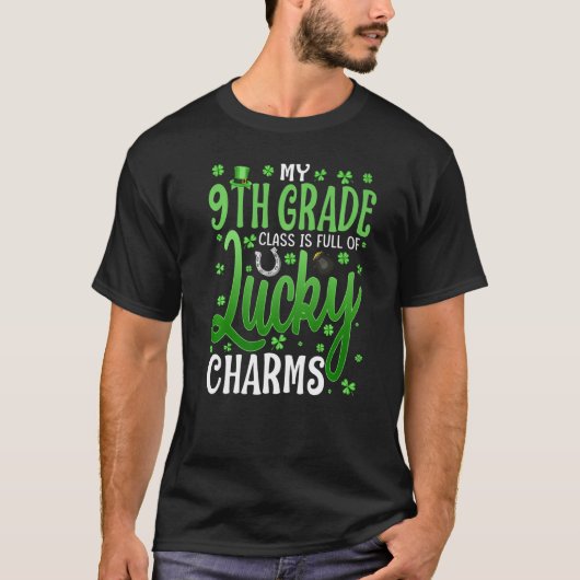 私の9年生のクラスは幸運なチャームSt Patrでいっぱいだ Tシャツ (正面)