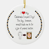 私のCatahoulaのヒョウ犬はピーナッツバターを愛します セラミックオーナメント (正面)