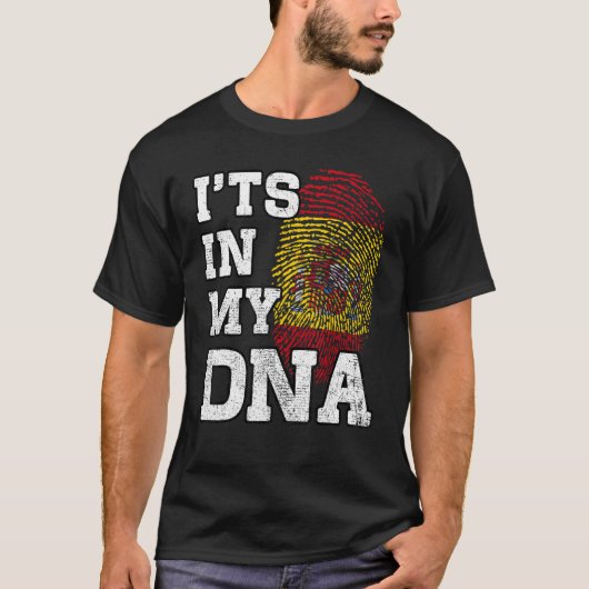 私のDNAにはスペインの指紋 スペイン国旗を誇りに思う Tシャツ (正面)