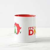 私のDNAに入っている – Black History Month マグカップ (中央)