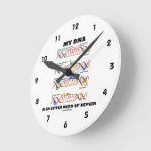 私のDNAは修理(DNAのユーモア)の必要性に頻繁にあります ラウンド壁時計 (傾斜)