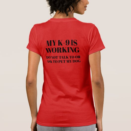 私のK-9は働きましたり、に話しませんでしたりまたはペットに尋ねません Tシャツ (裏面)