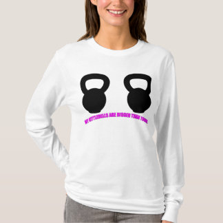 "私のkettlebellsあなたのより大きいです"は女性 tシャツ