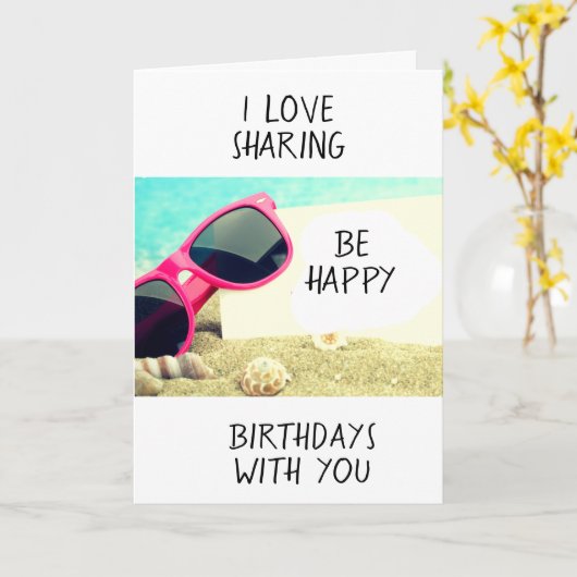 私はあなたと誕生日を共有するのが大好き – ビーチスタイル カード (黄色い花)