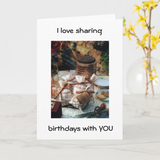 私はあなたと/私たちの友情と誕生日を共有することが大好き カード (黄色い花)