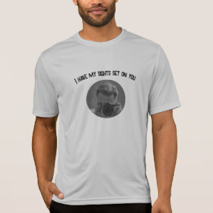 私はあなたに照準を合わせている – カメラを持つ男性 Tシャツ