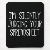 私はあなたのスプレッドシートを黙って判断している マウスパッド (正面)