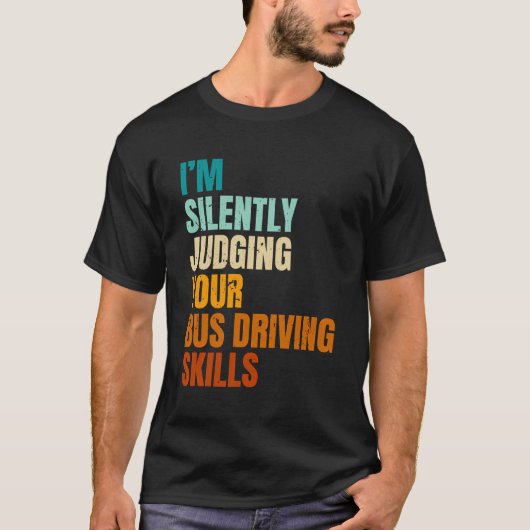 私はあなたのバスの運転技術バスDを黙って判断している Tシャツ (正面)
