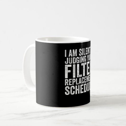 私はあなたのフィルター交換を黙って判断している コーヒーマグカップ (正面左)
