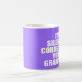 私はあなたの文法を黙って修正している。 コーヒーマグカップ (中央)