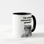 私はあなたの文法用フクロムグを黙って修正している マグカップ (正面右)